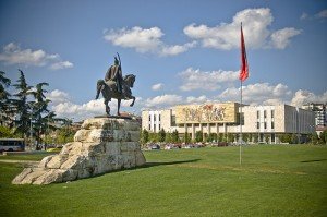 albania aquila turismo tirana piazza skanderbeg