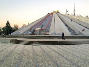 visitare tirana pyramida albania